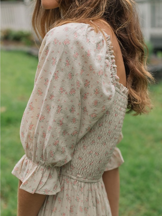Neuflora Dresses & Skirts - Neuflora Ashland Dress in Vintage Flora!
Smocked Midi